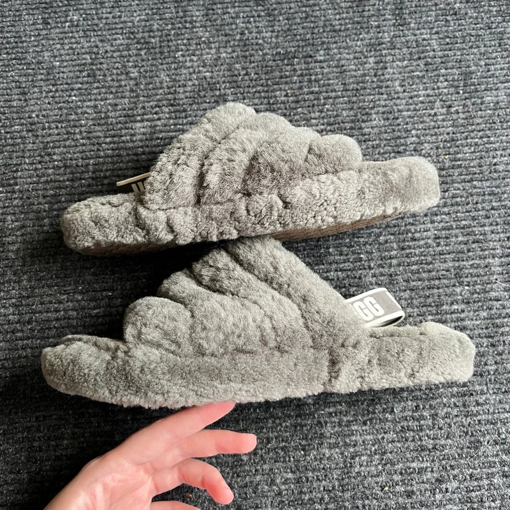 UGG Fluff Yeah Slide Kid Size 6 Charcoal Grey Sheepskin Elastic Slingback Sandal